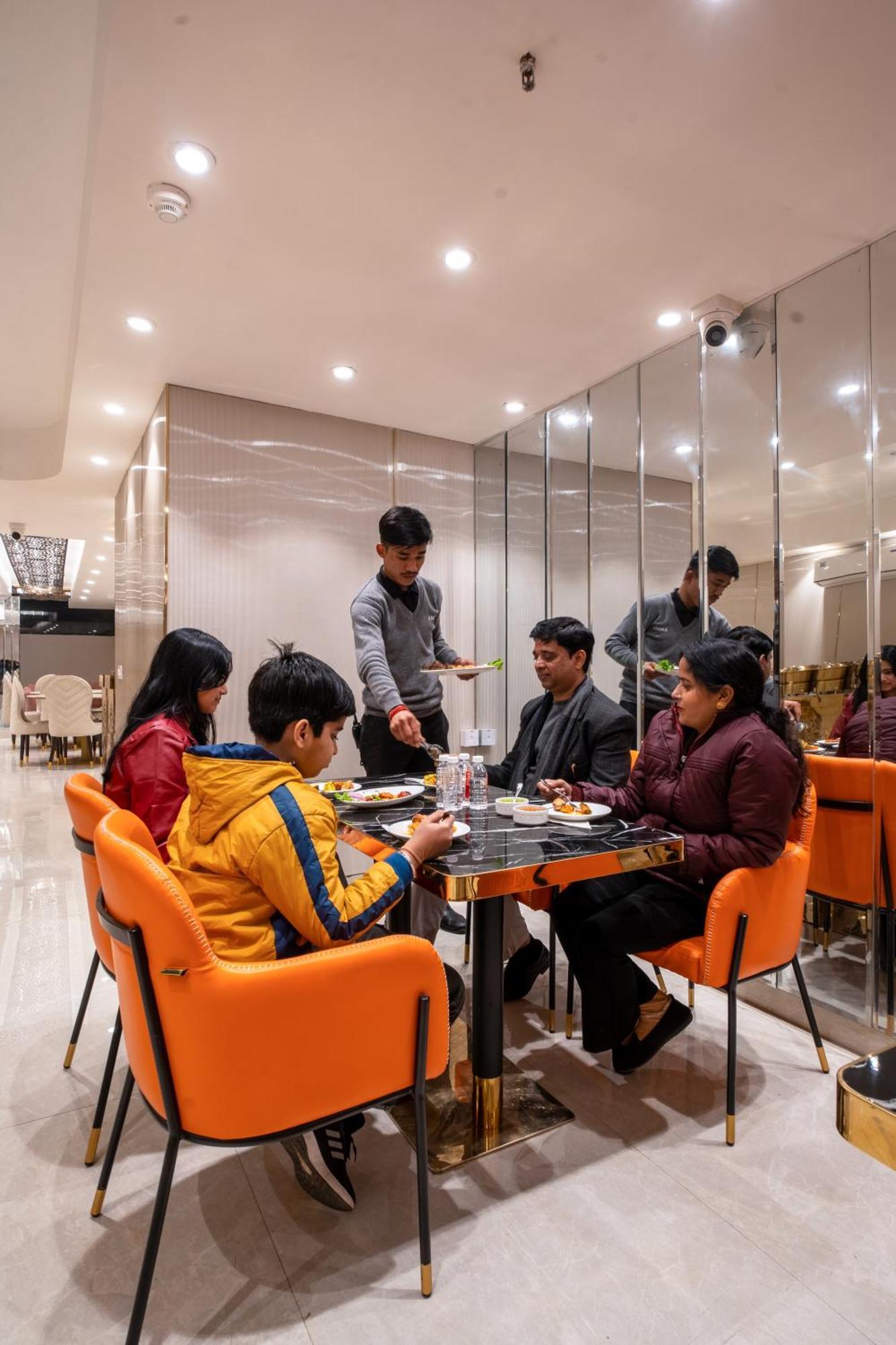 Hotel Ginger Palace Delhi Airport Нью-Дели Экстерьер фото