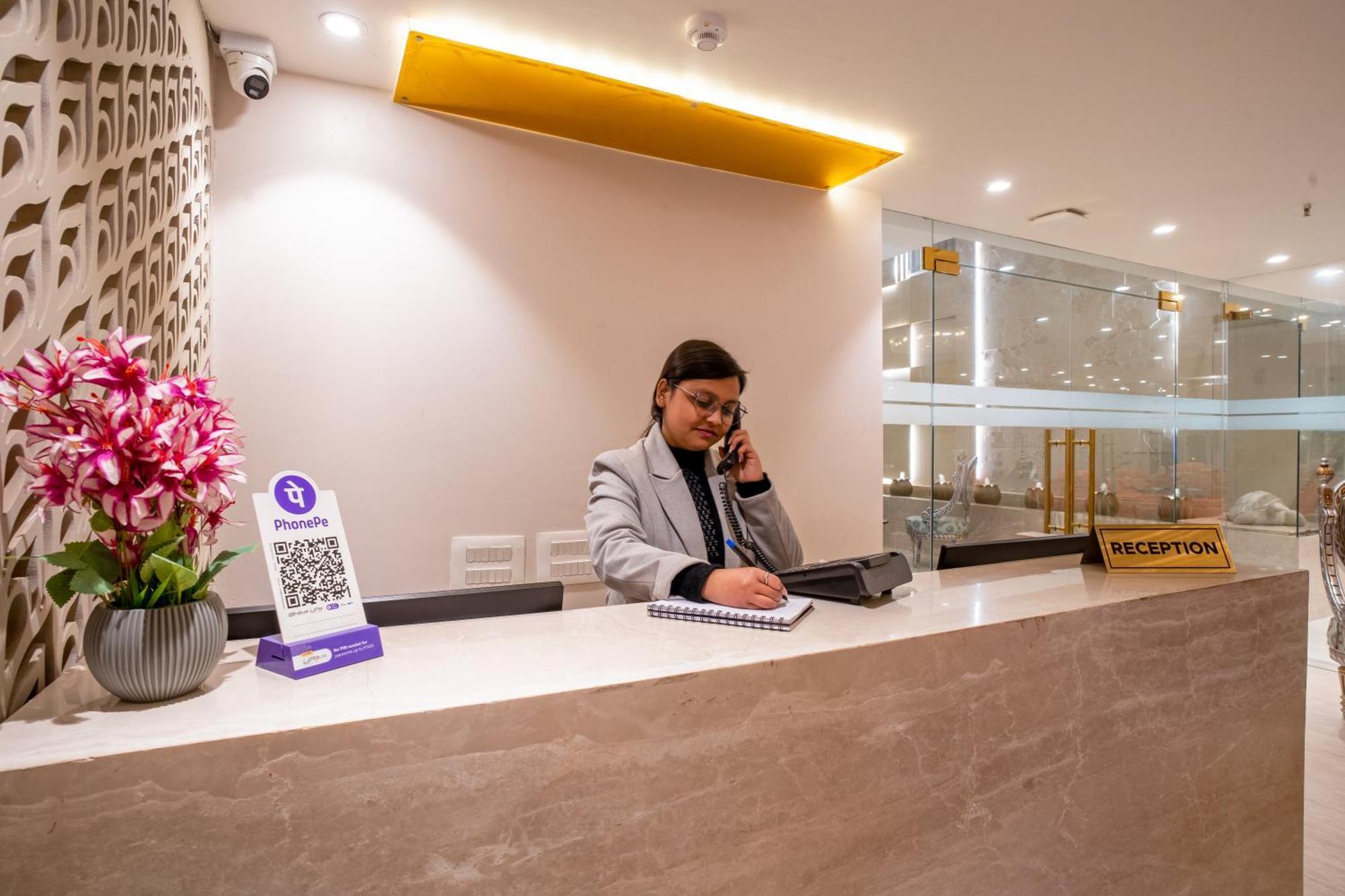 Hotel Ginger Palace Delhi Airport Нью-Дели Экстерьер фото